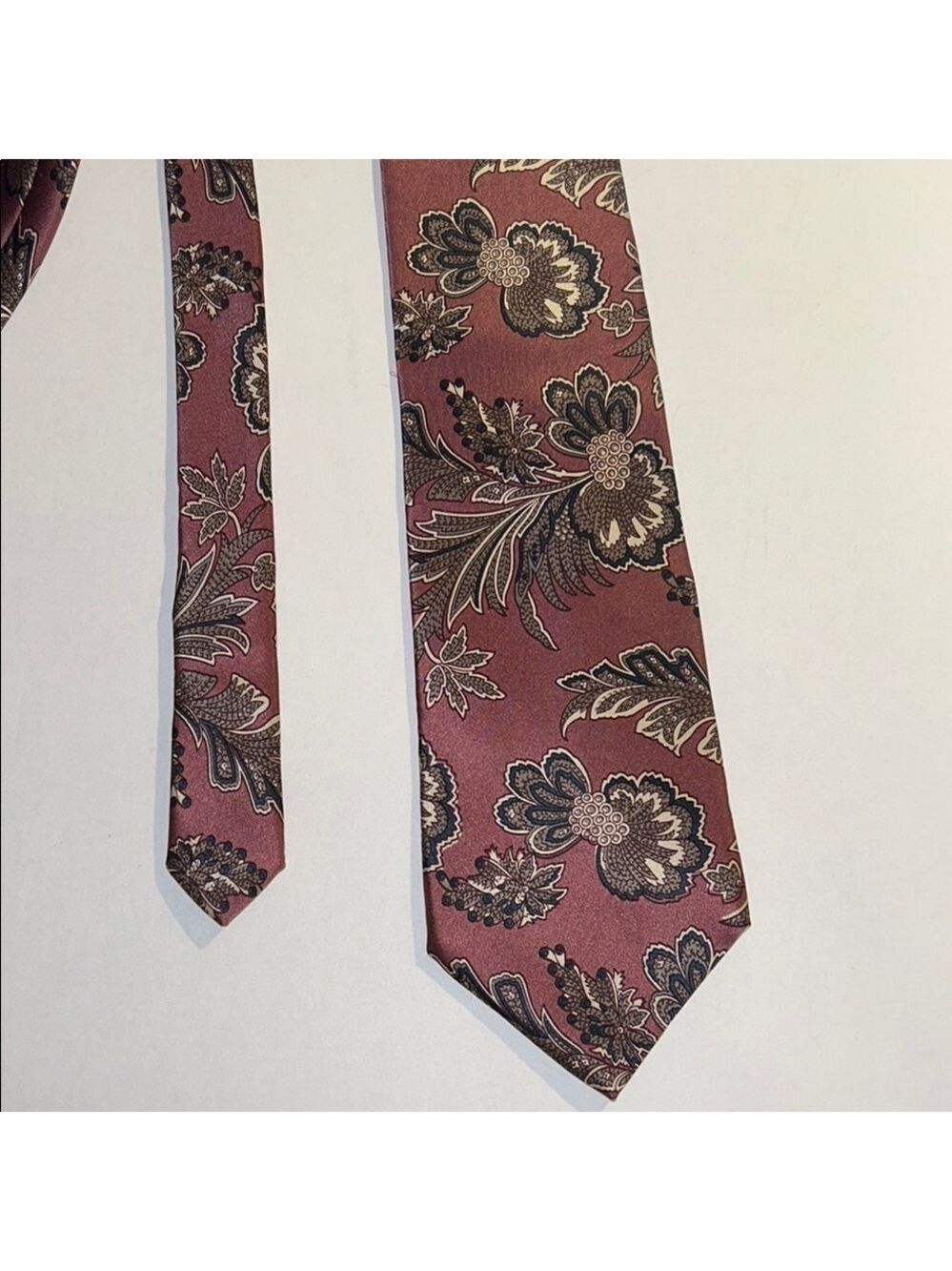 Christian Dior Monsieur Floral Patterned Tie in Mauve and Black.